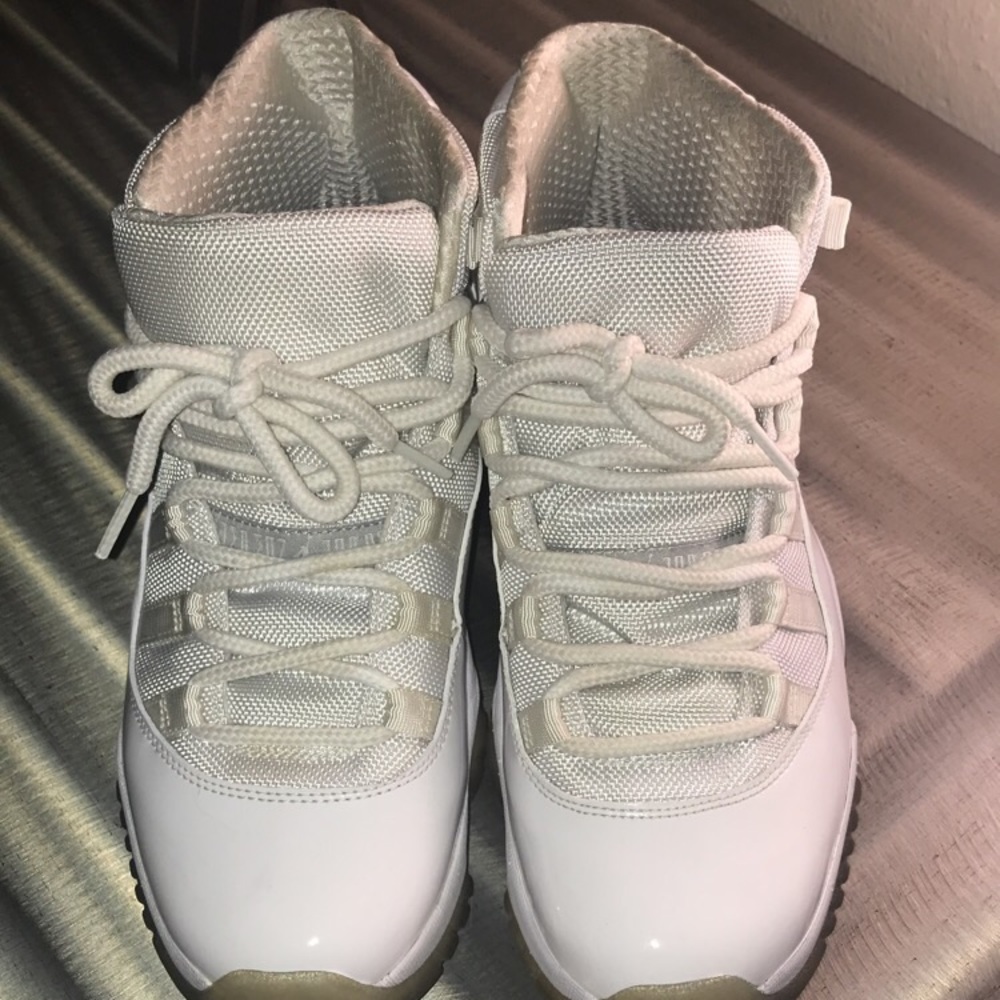 2009 anniversary Jordan 11’s